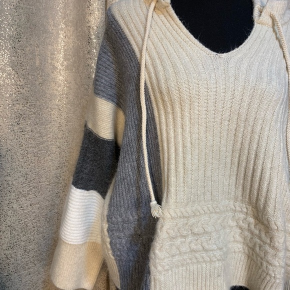 POL Cozy Cream and Gray Color Block Hooded Sweater - Picture 2 of 7